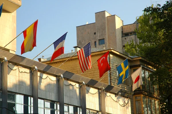 Várias bandeiras do país no edifício — Fotografia de Stock