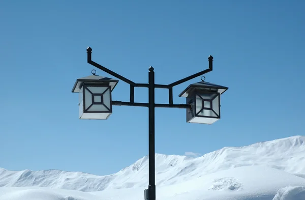 Lantaarn op een winterdag — Stockfoto