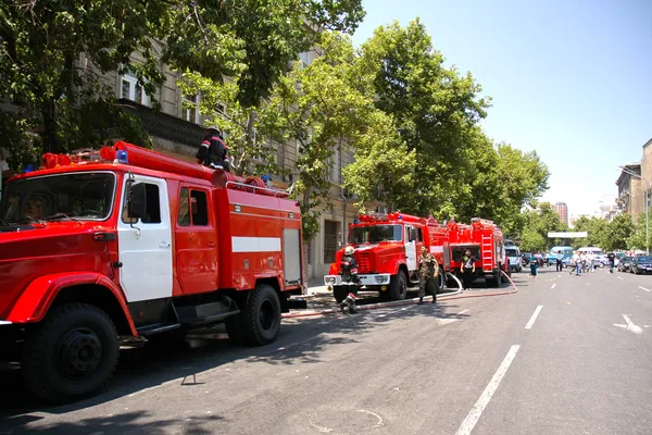 Camions de pompiers en ville — Photo