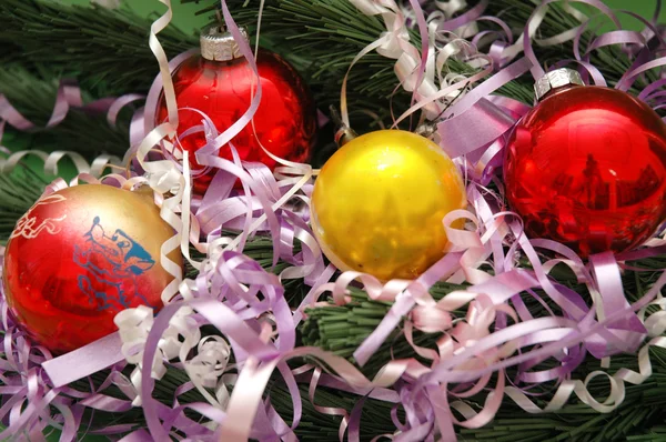 Várias decorações de Natal no fundo escuro — Fotografia de Stock