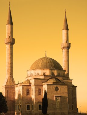 Bakü, Azerbaycan günbatımında iki minare Camii