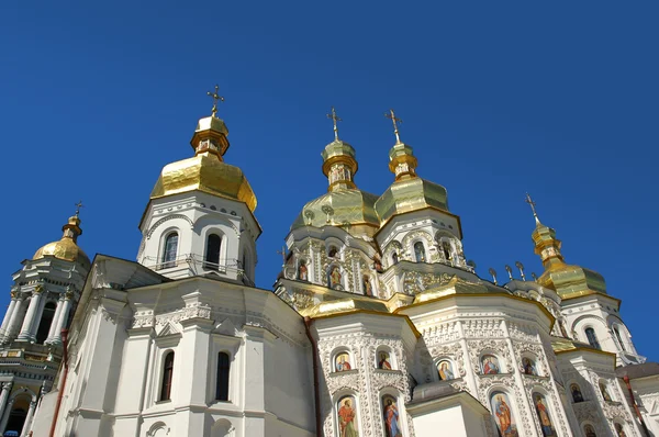 Kirche mit goldenen Türmen — Stockfoto