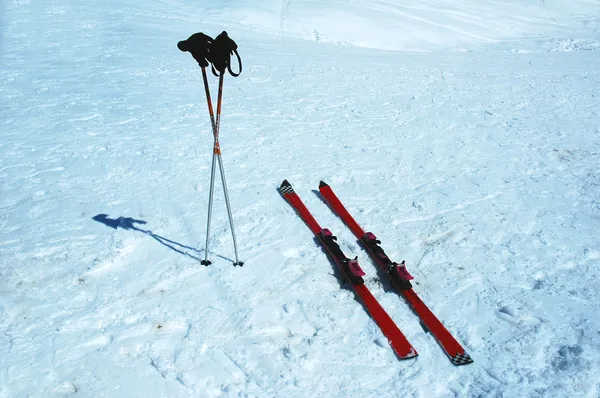 Lyže a hůlky na sněhu — Stock fotografie