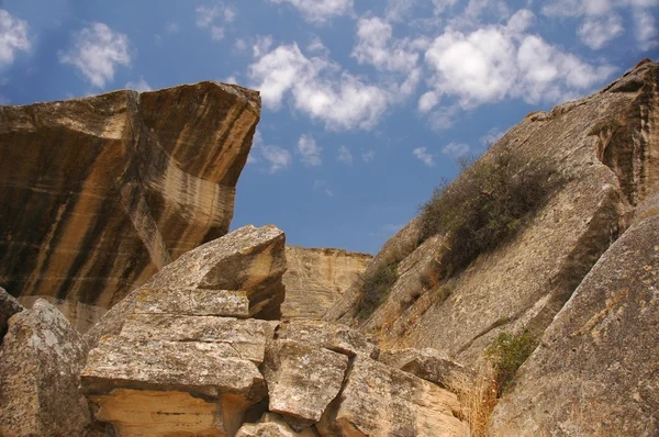 岩や石を青い曇り空を背景 — ストック写真