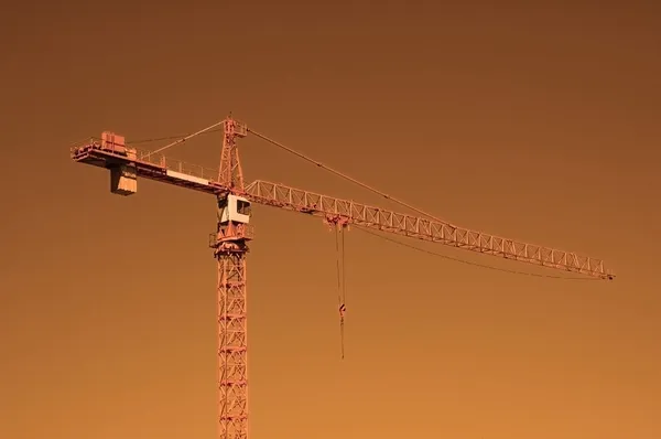 日没時の建設クレーン — ストック写真