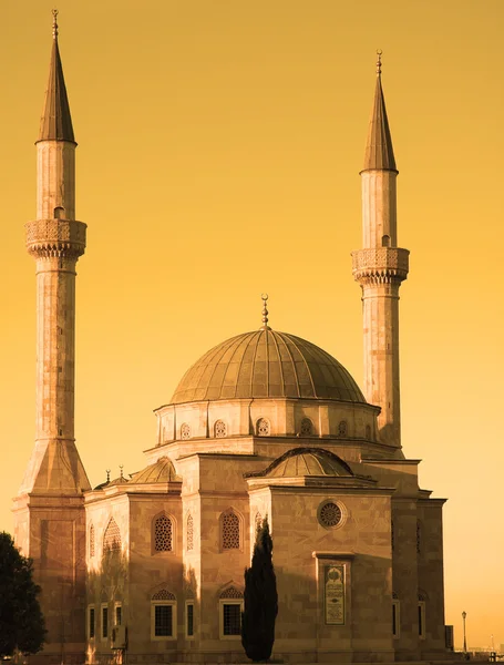 バクー、アゼルバイジャン日没時の 2 つの尖塔を持つモスク — ストック写真