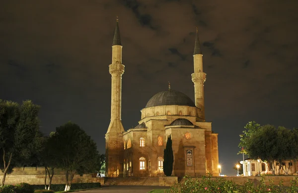Meczet dwa minarety w nocy w baku, Azerbejdżan — Zdjęcie stockowe