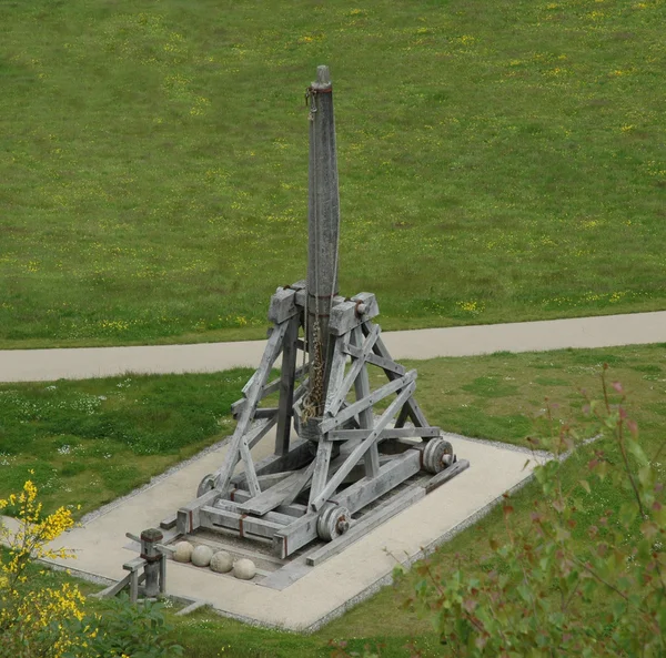 在公园的中世纪弹射器 — 图库照片