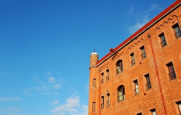 Tuğla bina ve mavi gökyüzü — Stok fotoğraf