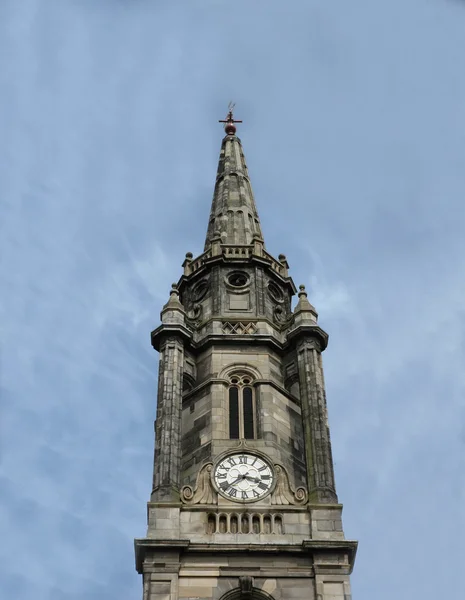 Церковна вежа з годинником — стокове фото