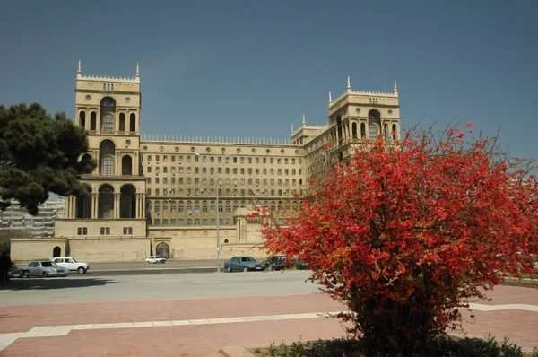 Дом правительства летом в Баку, Азербайджан — стоковое фото