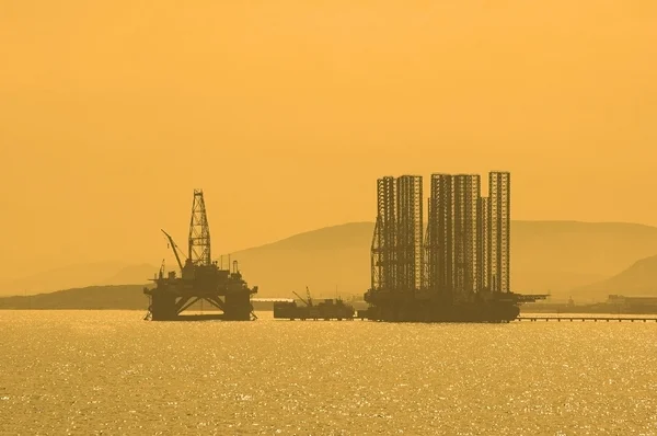 在日落期间在巴库，阿塞拜疆在里海石油钻机 — 图库照片