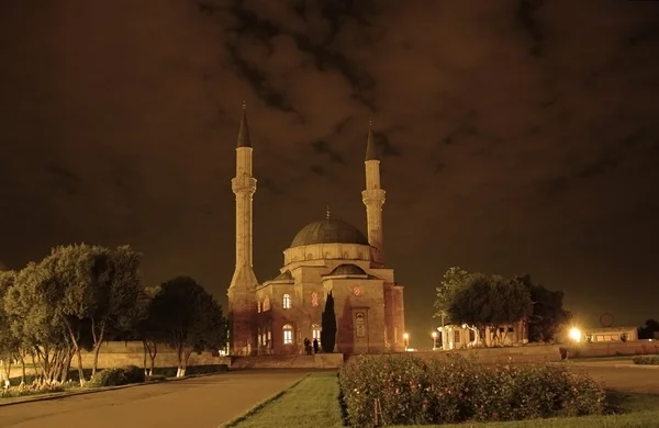Mesquita com dois minaretes em Baku, Azerbaijão ao pôr do sol — Fotografia de Stock