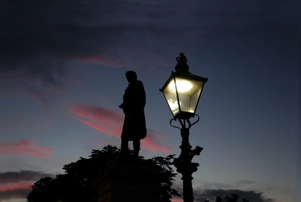 Памятник Бёрнсу на закате в Абердине — стоковое фото
