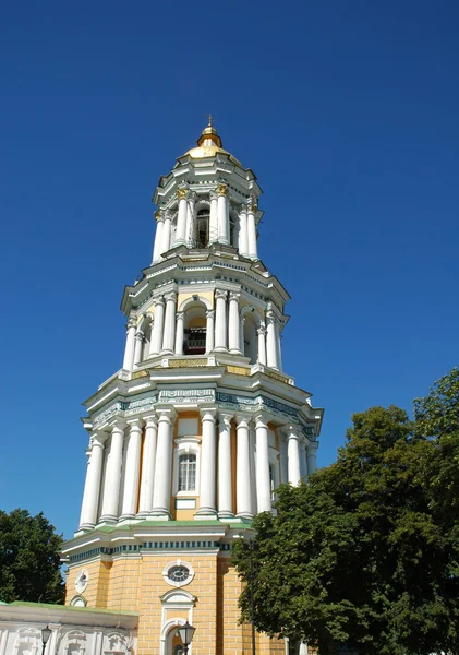 Высокая церковная башня с колоннами — стоковое фото