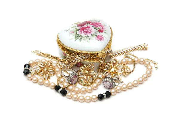 Różnych biżuterii na białym tle — Zdjęcie stockowe