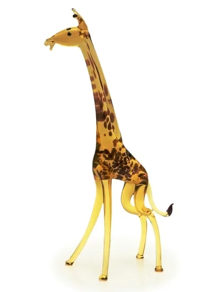 Стеклянная фигура жирафа, изолированная на белом — стоковое фото