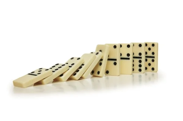 Dominoeffekt - dominobrikker isolert på hvitt – stockfoto