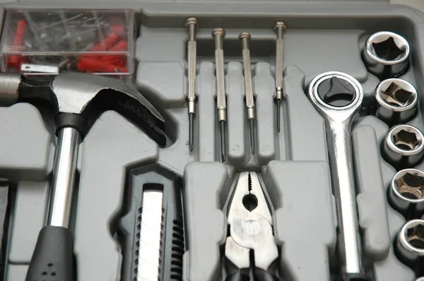 Набор инструментов различных инструментов в коробке — стоковое фото