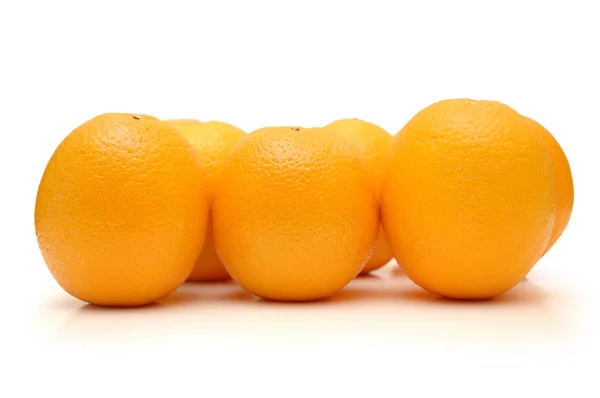 Апельсин ізольований на білому фоні — стокове фото