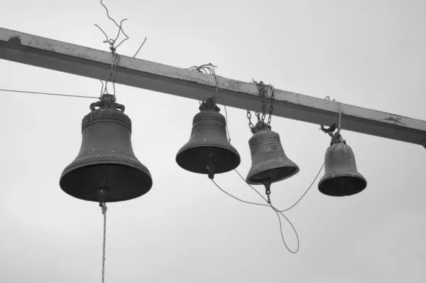 Cuatro campanas contra el cielo - foto en blanco y negro —  Fotos de Stock