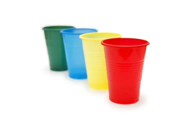 Quatro copos coloridos de plástico descartável — Fotografia de Stock