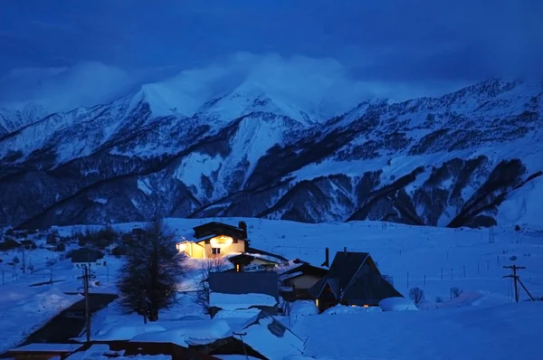 Dům v zimě během soumraku — Stock fotografie