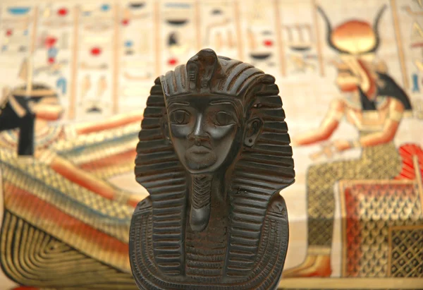 Figuur van sphynx en achtergrond met elementen uit de Egyptische oudheid — Stockfoto