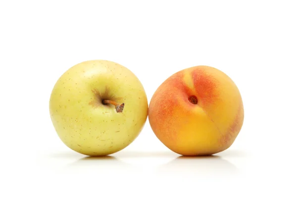 Apfel und Pfirsich isoliert auf weiß — Stockfoto