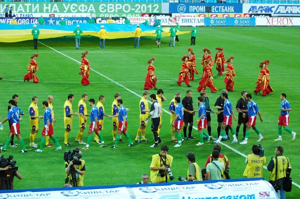 Две футбольные команды приветствуют друг друга — стоковое фото