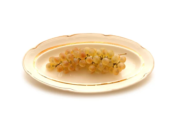 Виноград в тарілці ізольований на білому — стокове фото