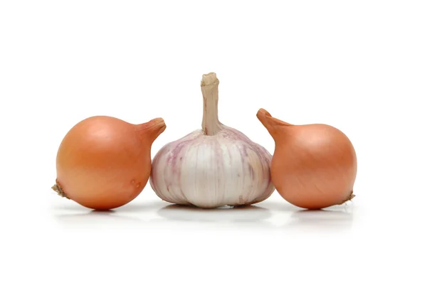 Dwa cebuli i ząbek czosnku na białym tle — Zdjęcie stockowe
