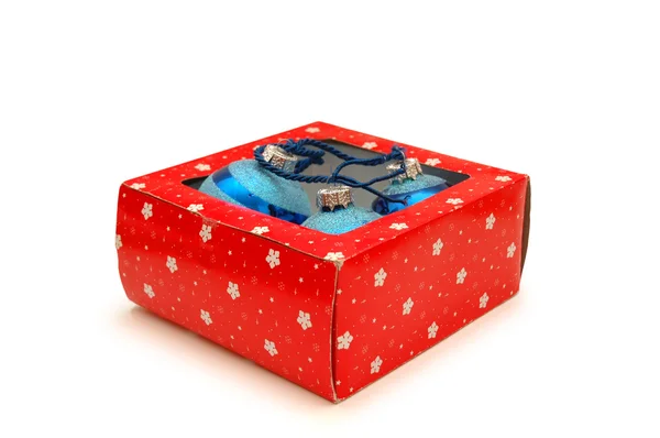 Caja con decoraciones navideñas aisladas en blanco —  Fotos de Stock