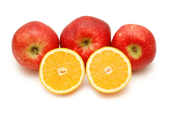 Tre mele rosse e due arance tagliate a metà isolate su bianco — Foto Stock