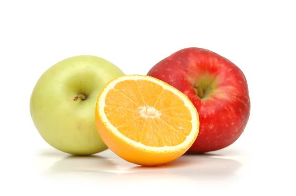 Orange et deux pommes isolées sur blanc — Photo