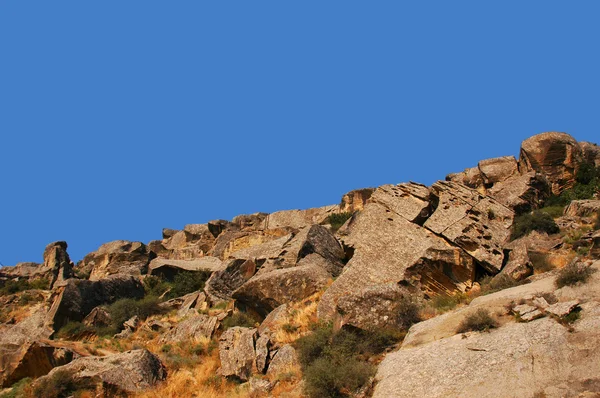 Скелі через чисте небо — стокове фото