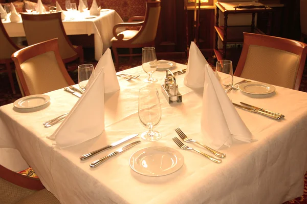 Bord i restauranten klar for kunder – stockfoto