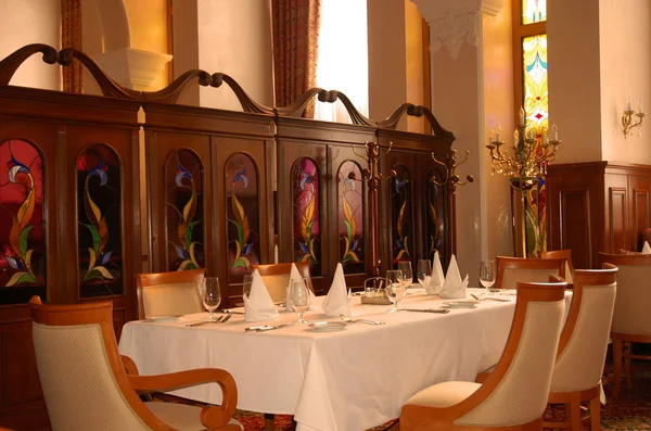 Mesa no restaurante pronta para os clientes — Fotografia de Stock