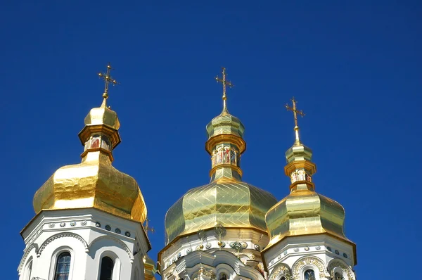 Tre torri di una chiesa attraverso cielo azzurro chiaro — Foto Stock