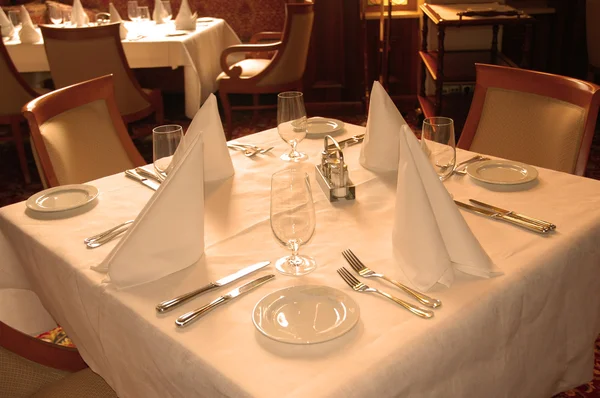 Bord i restauranten klar for kunder – stockfoto