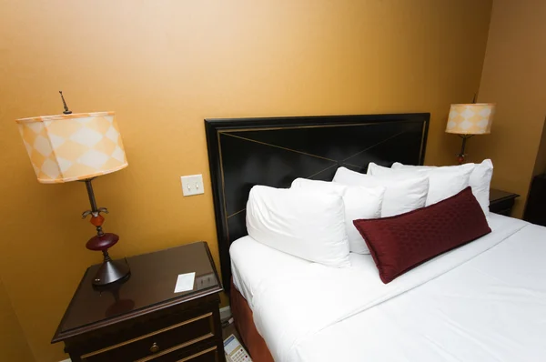 ホテルの部屋のダブルベッド — ストック写真