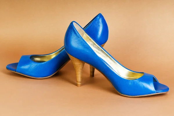 Conceito de moda com sapatos de mulher azul em saltos altos — Fotografia de Stock