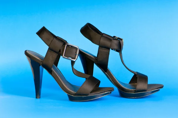 Concepto de moda con zapatos de mujer de punta abierta — Foto de Stock