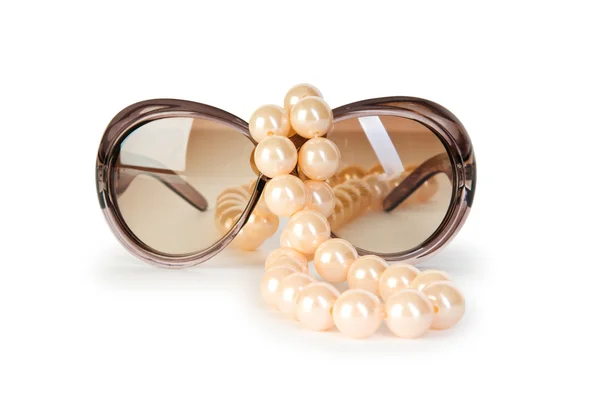 Perlenkette und Sonnenbrille isoliert auf weißem Hintergrund — Stockfoto