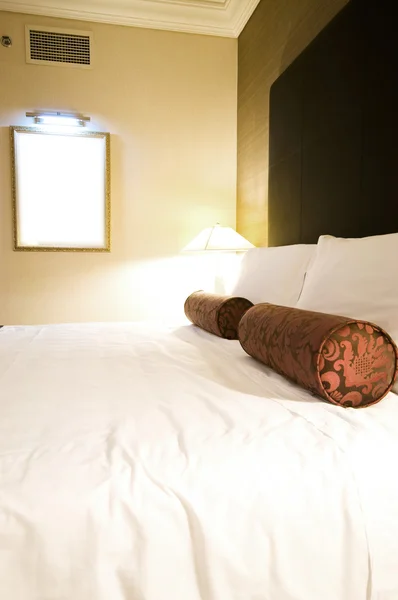 Cama doble en la habitación del hotel —  Fotos de Stock