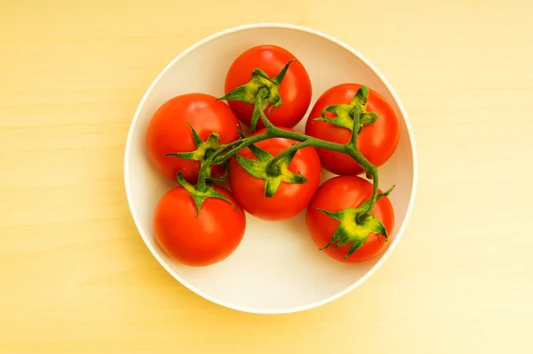 Червоні помідори ізольовані на білому тлі — стокове фото