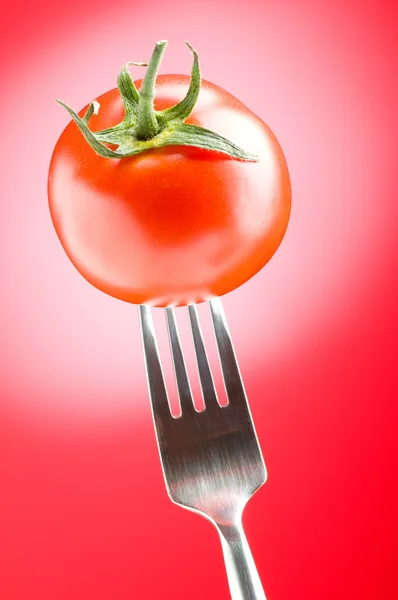 Rode tomaten tegen achtergrond met kleurovergang — Stockfoto
