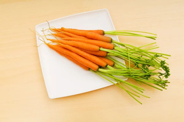 Φρέσκα καρότα στο ξύλινο τραπέζι — Φωτογραφία Αρχείου