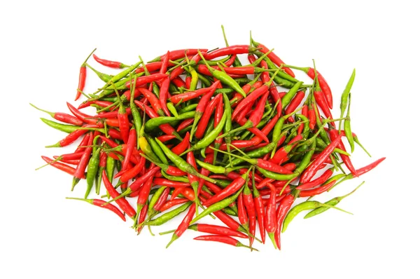 Červené a zelené papriky, izolované na bílém — Stock fotografie