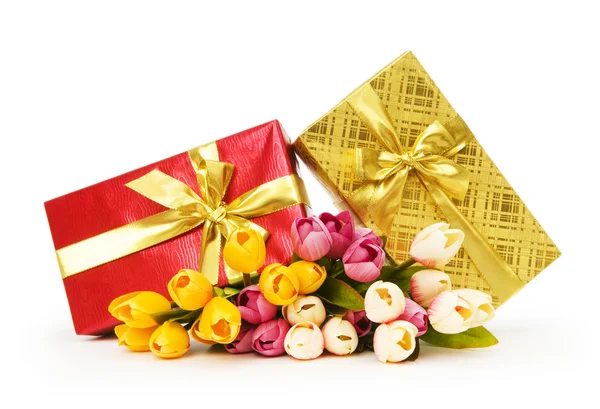 Geschenkbox und Blumen isoliert auf weißem Hintergrund — Stockfoto